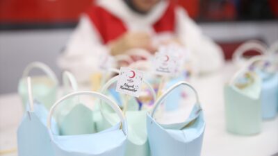 - Kastamonu'da teravih namazının ardından camiden çıkan çocuklar, ayakkabılarının içinde