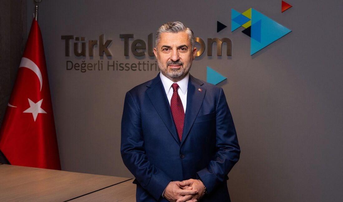- Türk Telekom CEO'su Ebubekir Şahin:
- "Ülkemizin dijital geleceğine liderlik