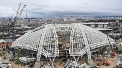 - "Yeni Ankara Stadyumu", atletizm ve tenis sahaları yanı sıra