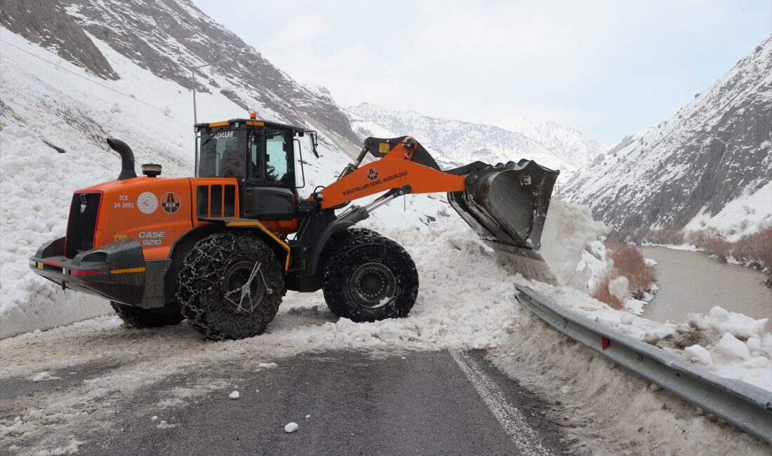 - Kış mevsiminin zorlu geçtiği kentte Karayolları ekipleri, Hakkari-Van ve