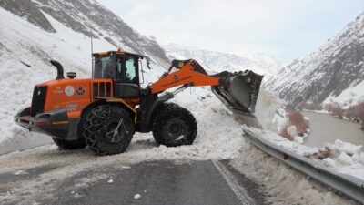 - Kış mevsiminin zorlu geçtiği kentte Karayolları ekipleri, Hakkari-Van ve