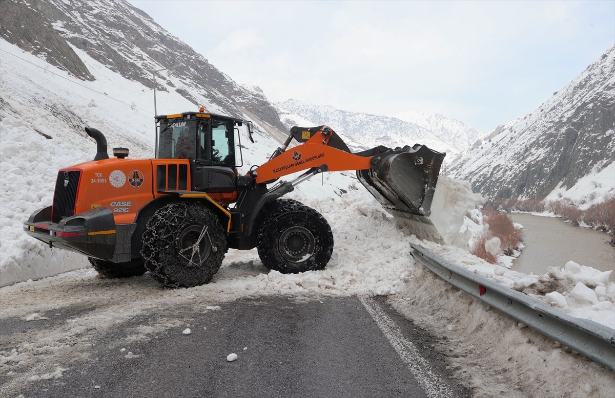 - Kış mevsiminin zorlu geçtiği kentte Karayolları ekipleri, Hakkari-Van ve