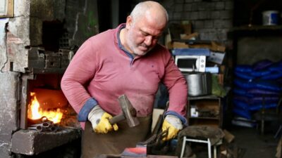 - Giresun'da lise yıllarında demirciliğe başlayan Ahmet Henden, fındık bahçelerinde