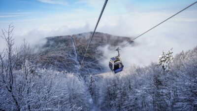 - Bursa kent merkezinden Uludağ'a yoğun dönemlerde karayoluyla 2 saati