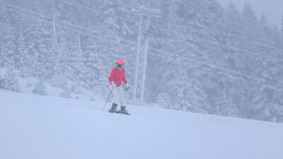 - Oteller Bölgesi'nde kar kalınlığı 1 metre 45 santimetre olarak