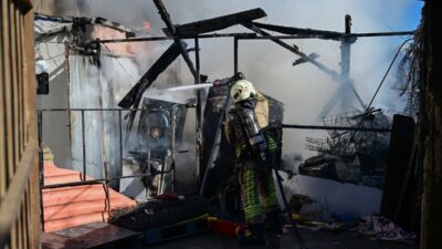 İSTANBUL (AA) – Ümraniye'de gecekondunun bahçesinde çıkan ve yanındaki 2