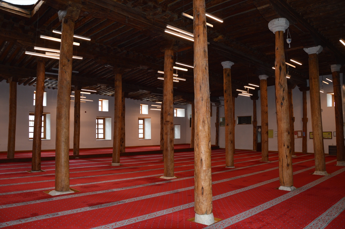 - Selçuklu döneminden günümüze ulaşan 794 yıllık Sivrihisar Ulu Cami'de