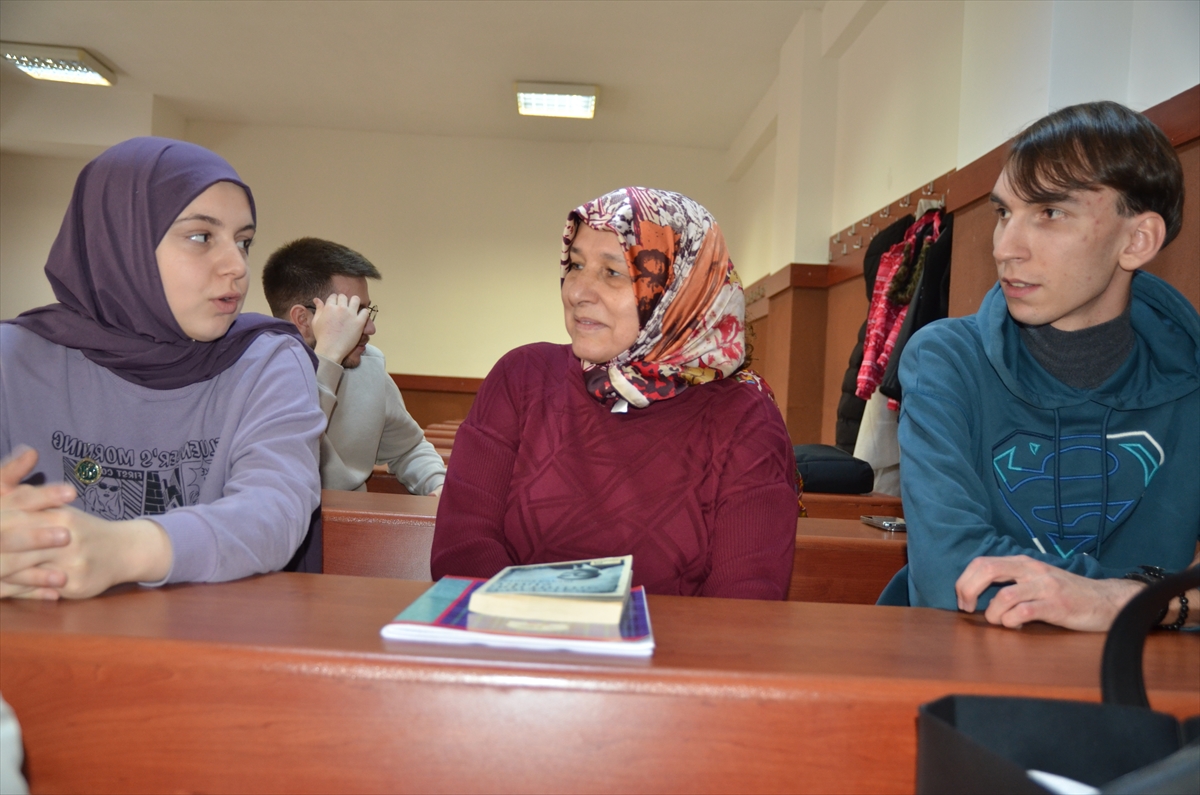 - Selçuk Üniversitesi İletişim Fakültesi öğrencisi Nejla Örs:
- "Hayalleriniz büyük