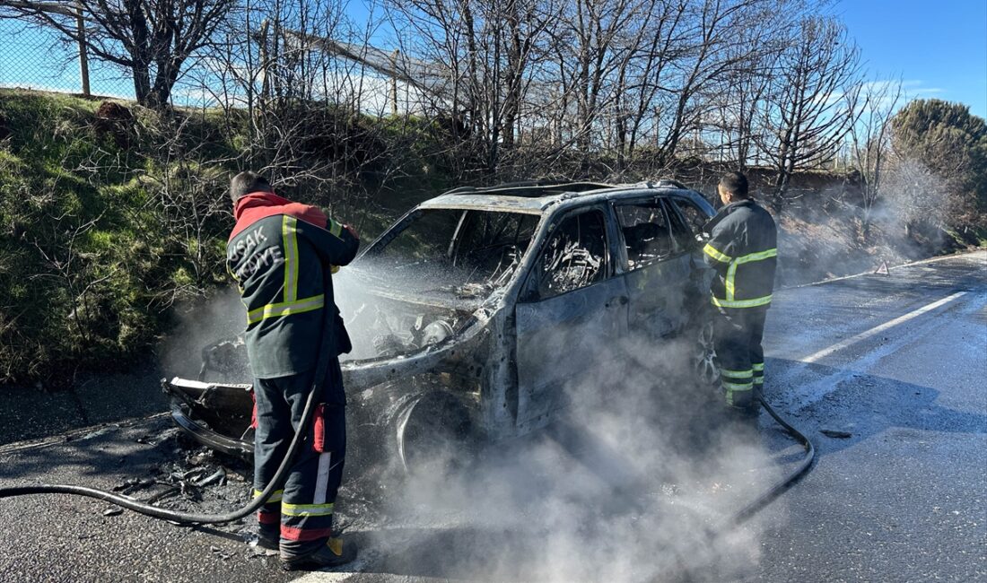 UŞAK (AA) – Uşak'ta alev alan cip kullanılamaz hale geldi.