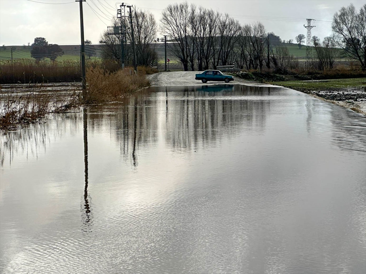 UŞAK (AA) – Uşak'ta yağışlarla debisi yükselen Değirmendere Deresi'nin taşması