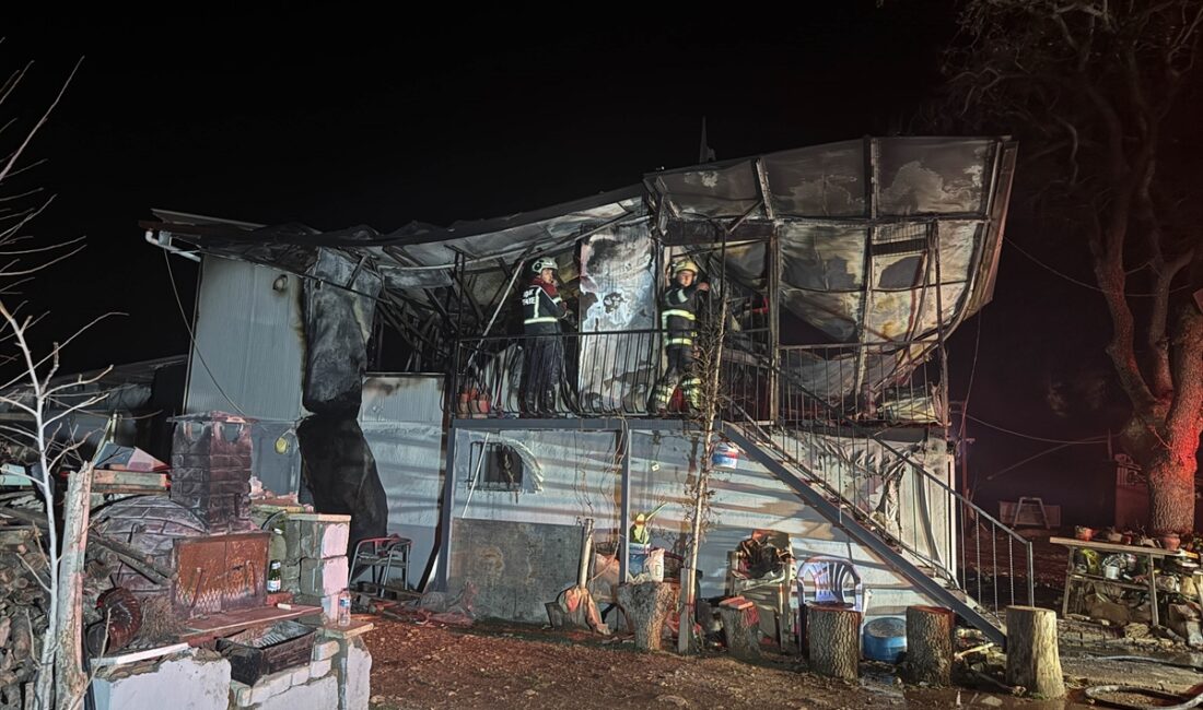 UŞAK (AA) – Uşak'ın Sivaslı ilçesinde prefabrik evde çıkan yangında