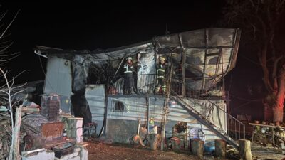 UŞAK (AA) – Uşak'ın Sivaslı ilçesinde prefabrik evde çıkan yangında