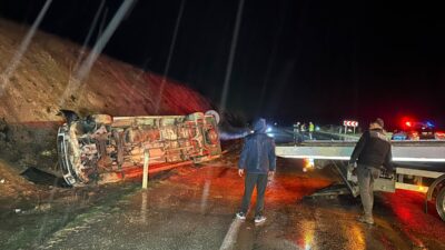 UŞAK (AA) – Uşak'ta karşı şeride geçip şarampole devrilen işçi