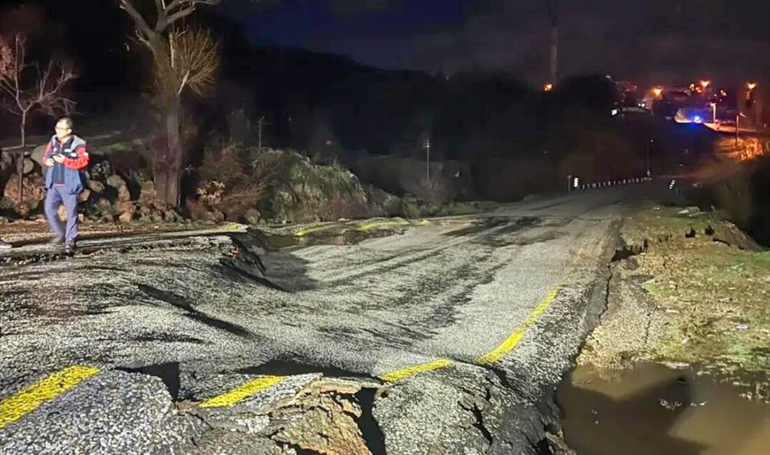 UŞAK (AA) – Uşak'ta akşam saatlerinden itibaren etkili olan yağış
