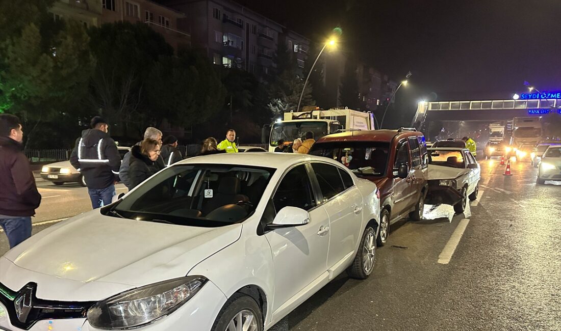 UŞAK (AA) – Uşak'ta 3 otomobil ile 1 hafif ticari