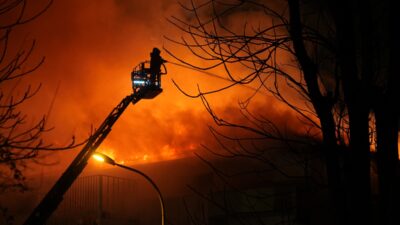 İSTANBUL (AA) – Üsküdar'da 7 katlı metruk binada çıkan yangın,