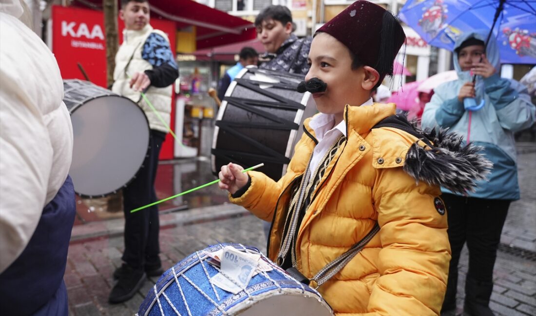 - Ramazan davulu çalan, maniler söyleyen, Karagöz ve Hacivat kılığına