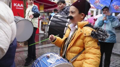 - Ramazan davulu çalan, maniler söyleyen, Karagöz ve Hacivat kılığına