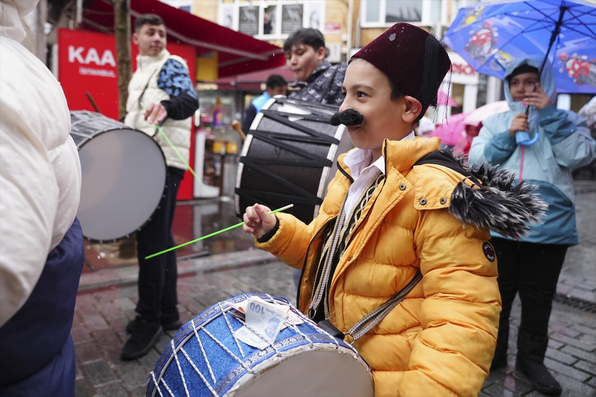 - Ramazan davulu çalan, maniler söyleyen, Karagöz ve Hacivat kılığına