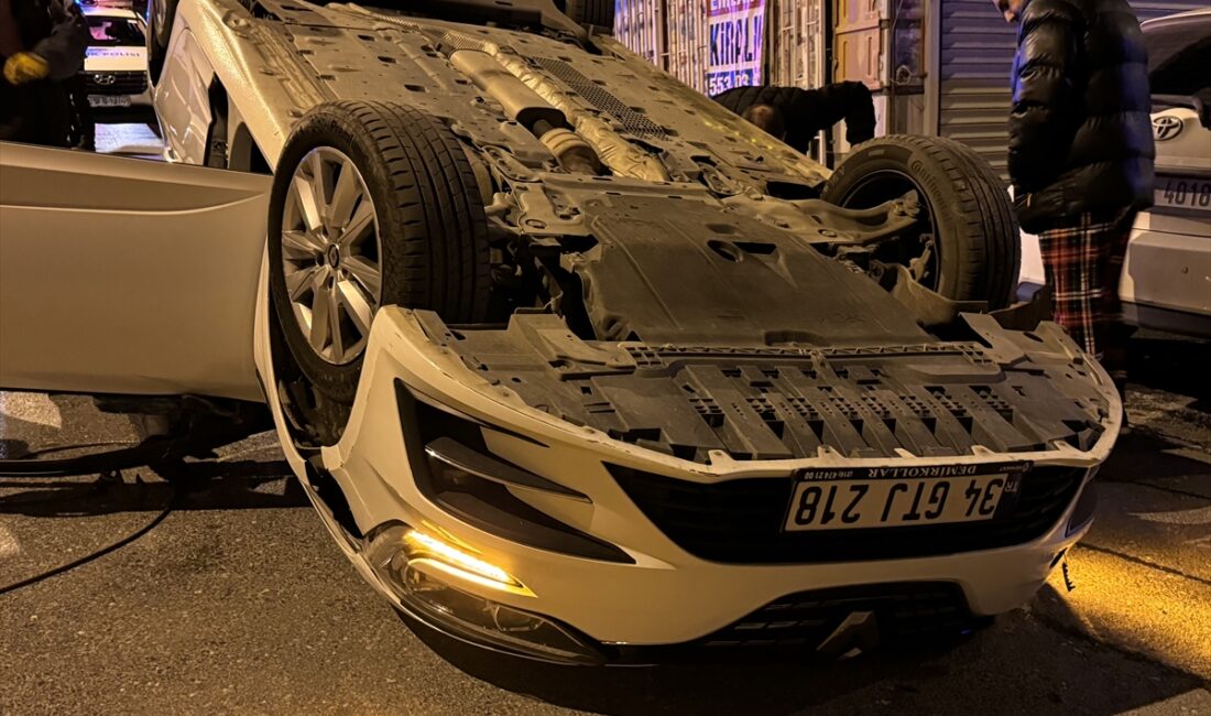 İSTANBUL (AA) – İstanbul'un Üsküdar ilçesinde yokuş aşağı inen otomobilin