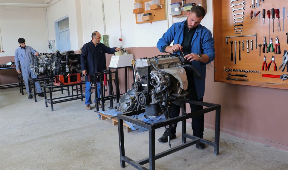 - Van Yüzüncü Yıl Üniversitesi Yüksekokulunda görev yapan Dr. Öğr.