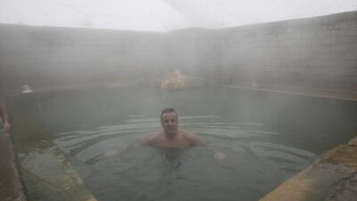 - Erciş ilçesindeki termal havuza giren vatandaşlar, kış ortasında sıcak