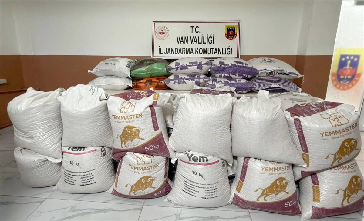 VAN (AA) – Van'ın Başkale ilçesinde gümrük kaçağı 1850 kilogram