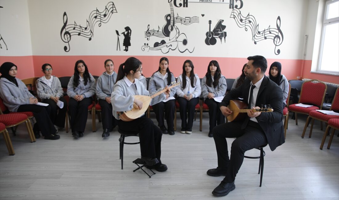 - Çaldıran ilçesinde kaymakamlık himayesinde açılan kurslarda gönüllü müzik öğretmenlerinden