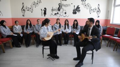 - Çaldıran ilçesinde kaymakamlık himayesinde açılan kurslarda gönüllü müzik öğretmenlerinden