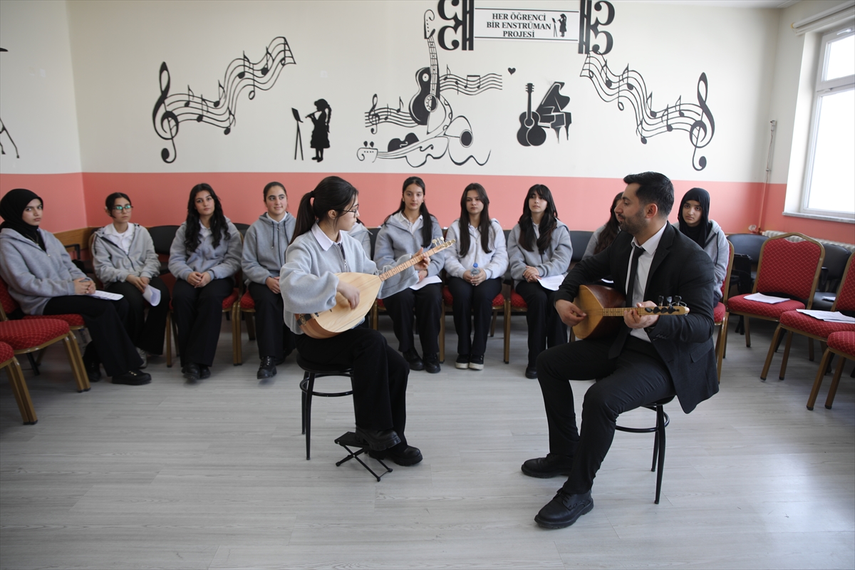 - Çaldıran ilçesinde kaymakamlık himayesinde açılan kurslarda gönüllü müzik öğretmenlerinden