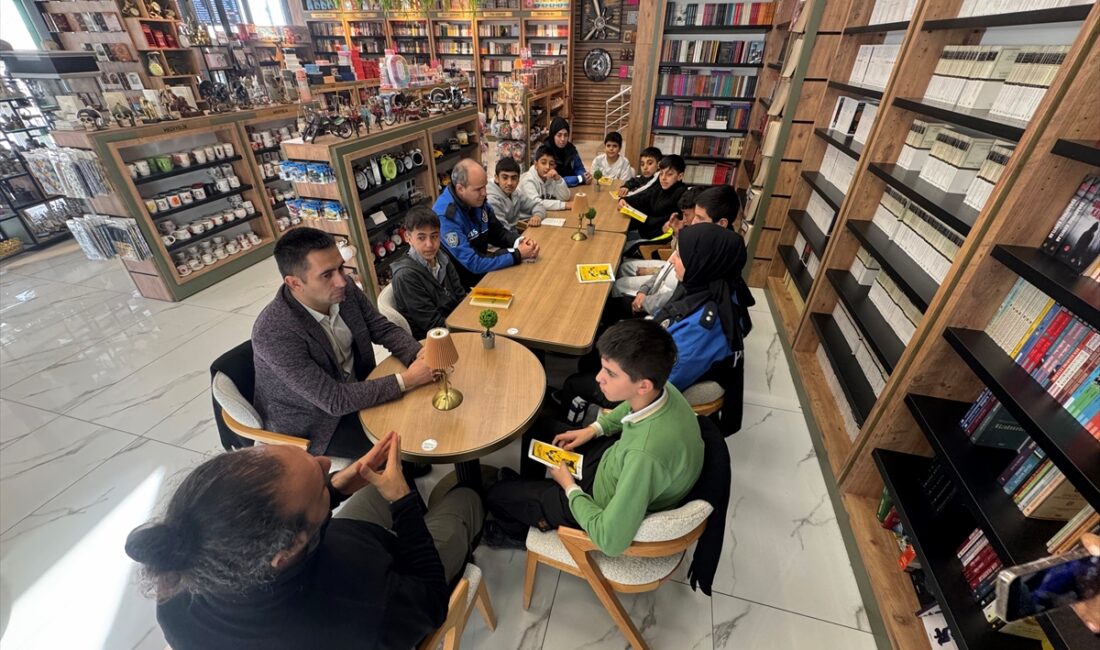 VAN (AA) – Van Emniyet Müdürlüğü ekipleri, öğrencilere okuma alışkanlığı