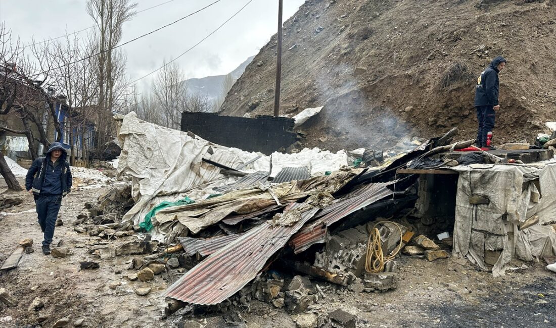 VAN (AA) – Van'ın Çatak ilçesinde toprak kayması sonucu çöken