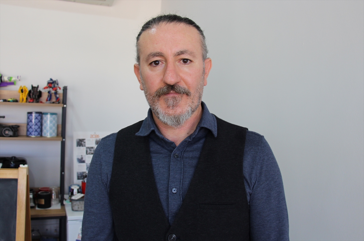 - Yazılım alanında faaliyet gösteren girişimci Hakan Satılmış'ın 4 kişilik