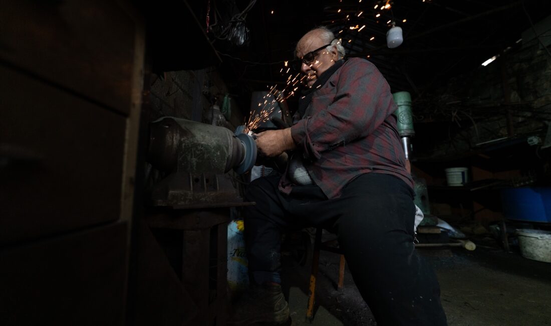 - Adıyaman'da çocukluk yaşlarında demirciliğe başlayan Mustafa Uyan, ilerleyen yaşına