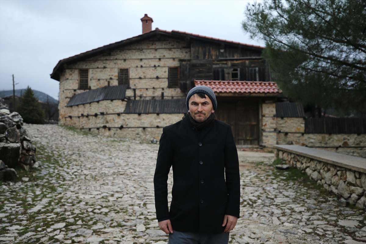 - Antalya'da 600 yıllık Sarıhacılar Camisi ve 400 yıllık düğmeli