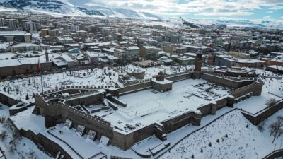 ERZURUM (AA) – Kar yağışı sonrası yeniden beyaza bürünen Erzurum'da