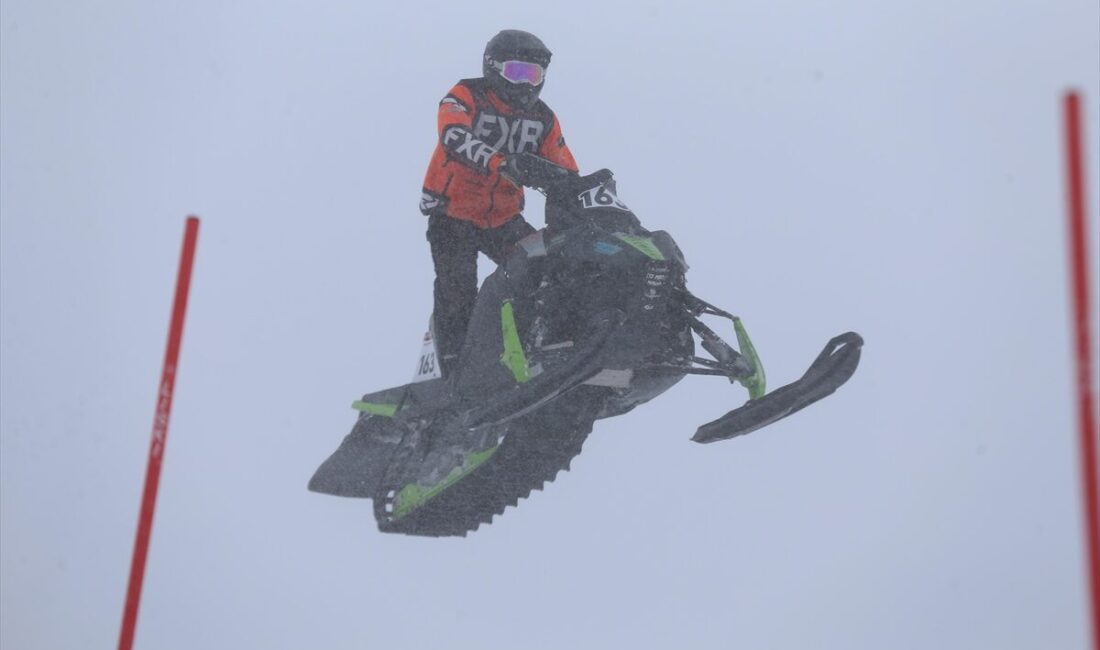 RİZE (AA) – Rize'nin Güneysu ilçesinde, "Yeşilay Dünya Kar Motosikleti