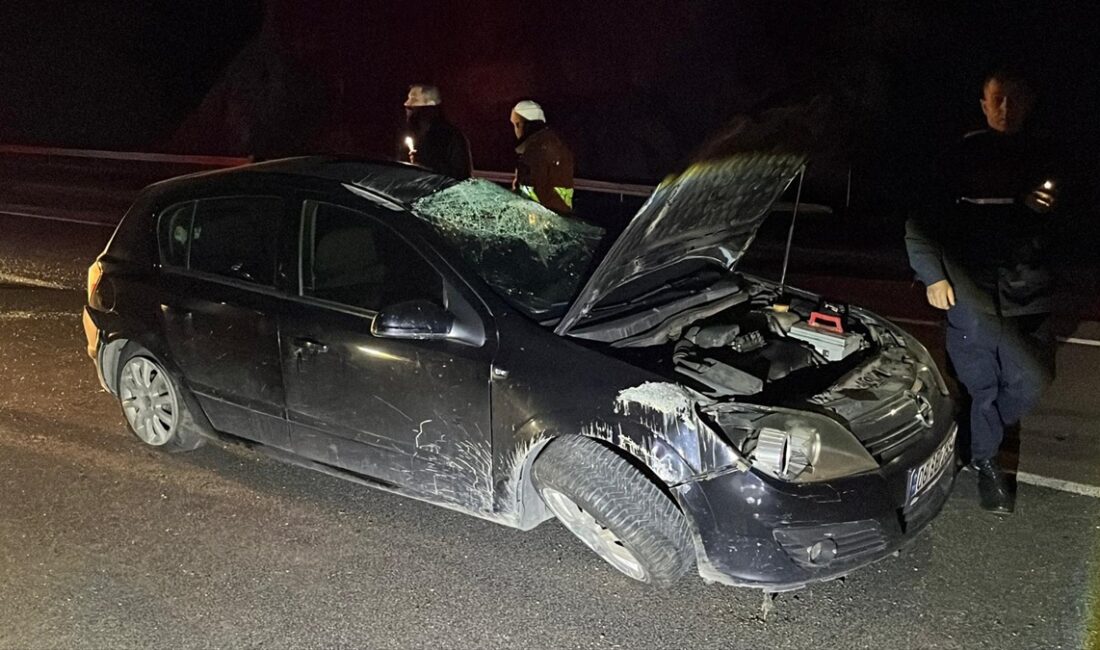 YOZGAT (AA) – Yozgat'ta refüje çarptıktan sonra devrilen otomobildeki 5