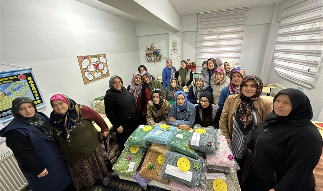 ZONGULDAK (AA) – Zonguldak'ta Kur'an kursuna devam eden kadınlar, ördükleri