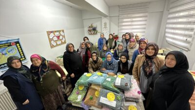 ZONGULDAK (AA) – Zonguldak'ta Kur'an kursuna devam eden kadınlar, ördükleri