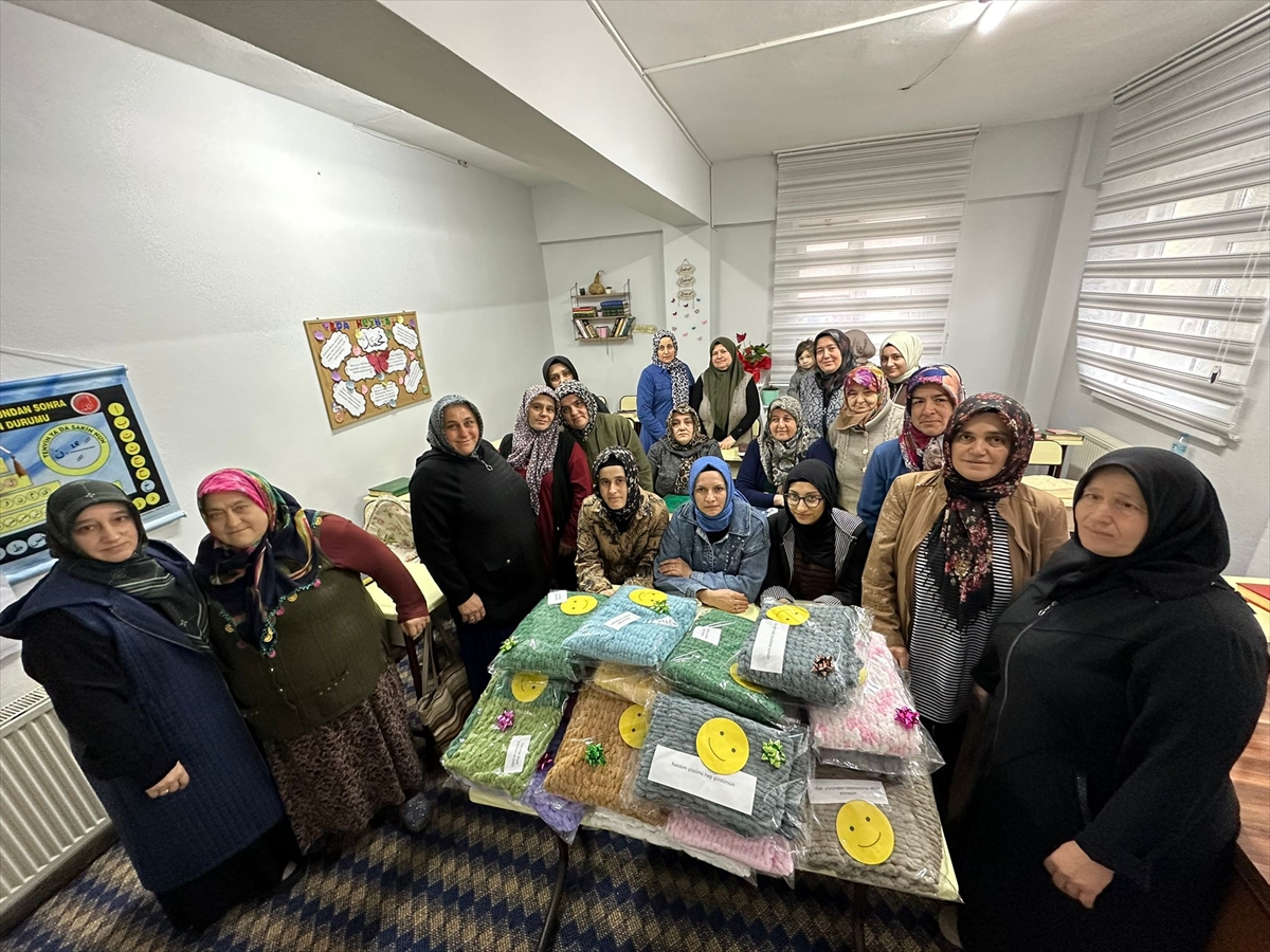 ZONGULDAK (AA) – Zonguldak'ta Kur'an kursuna devam eden kadınlar, ördükleri